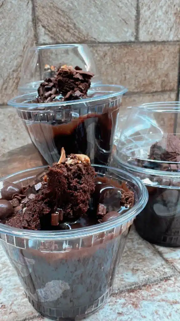 Apresentação de sobremesa Brownie no Pote